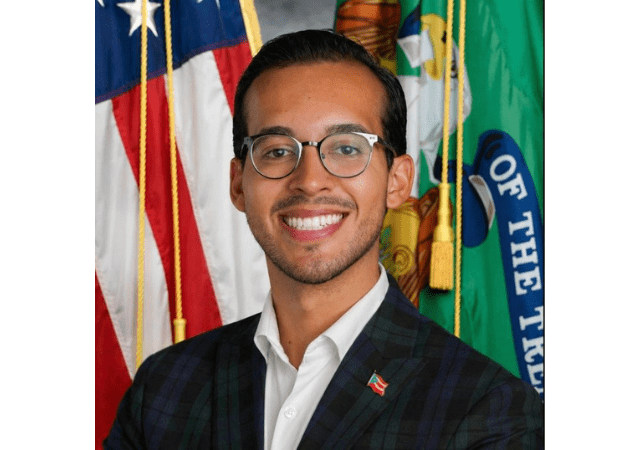 Headshot Carlos Vivaldi